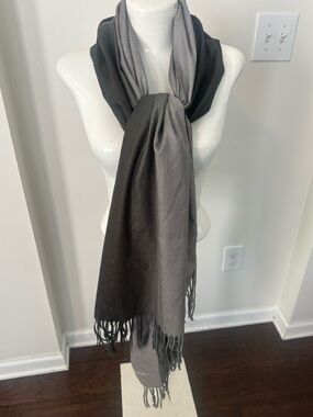 Cashmere Firenze Italia Gray & Charcoal Fringe Scarf